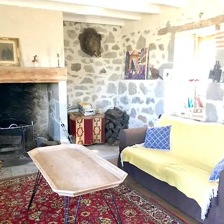 Hébergement de vacances Maison Spacieuse Avec Vue Sur La Montagne à Naucelles Aurillac