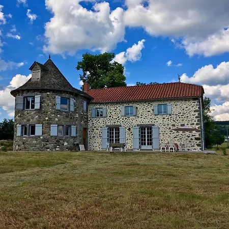 Hébergement de vacances Maison Spacieuse Avec Vue Sur La Montagne à Naucelles