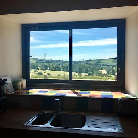Hébergement de vacances Maison Spacieuse Avec Vue Sur La Montagne à Naucelles Aurillac