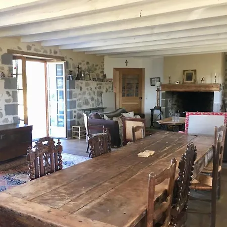Maison Spacieuse Avec Vue Sur La Montagne à Naucelles Hébergement de vacances *